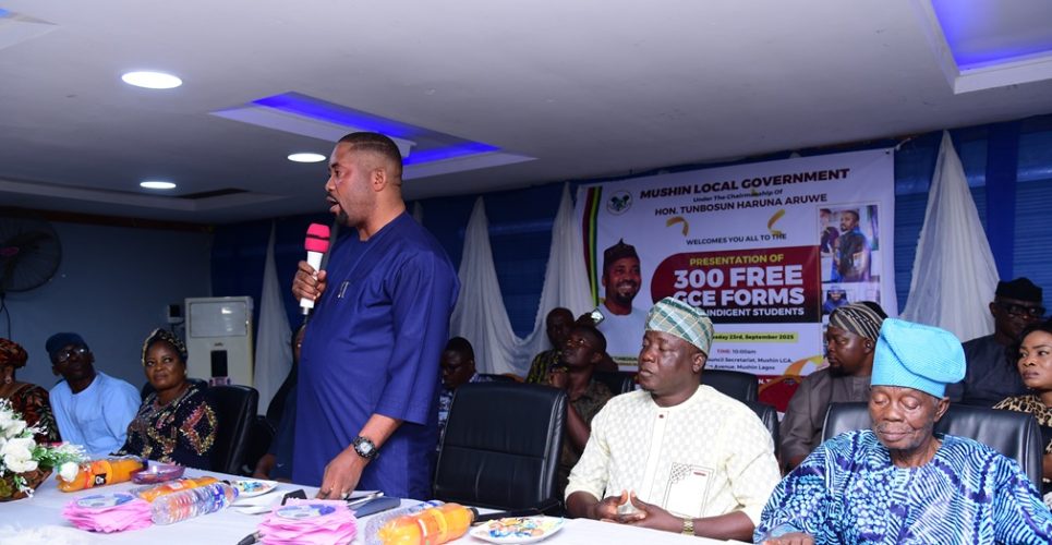 Presentation of 300 Free GCE Forms to Students